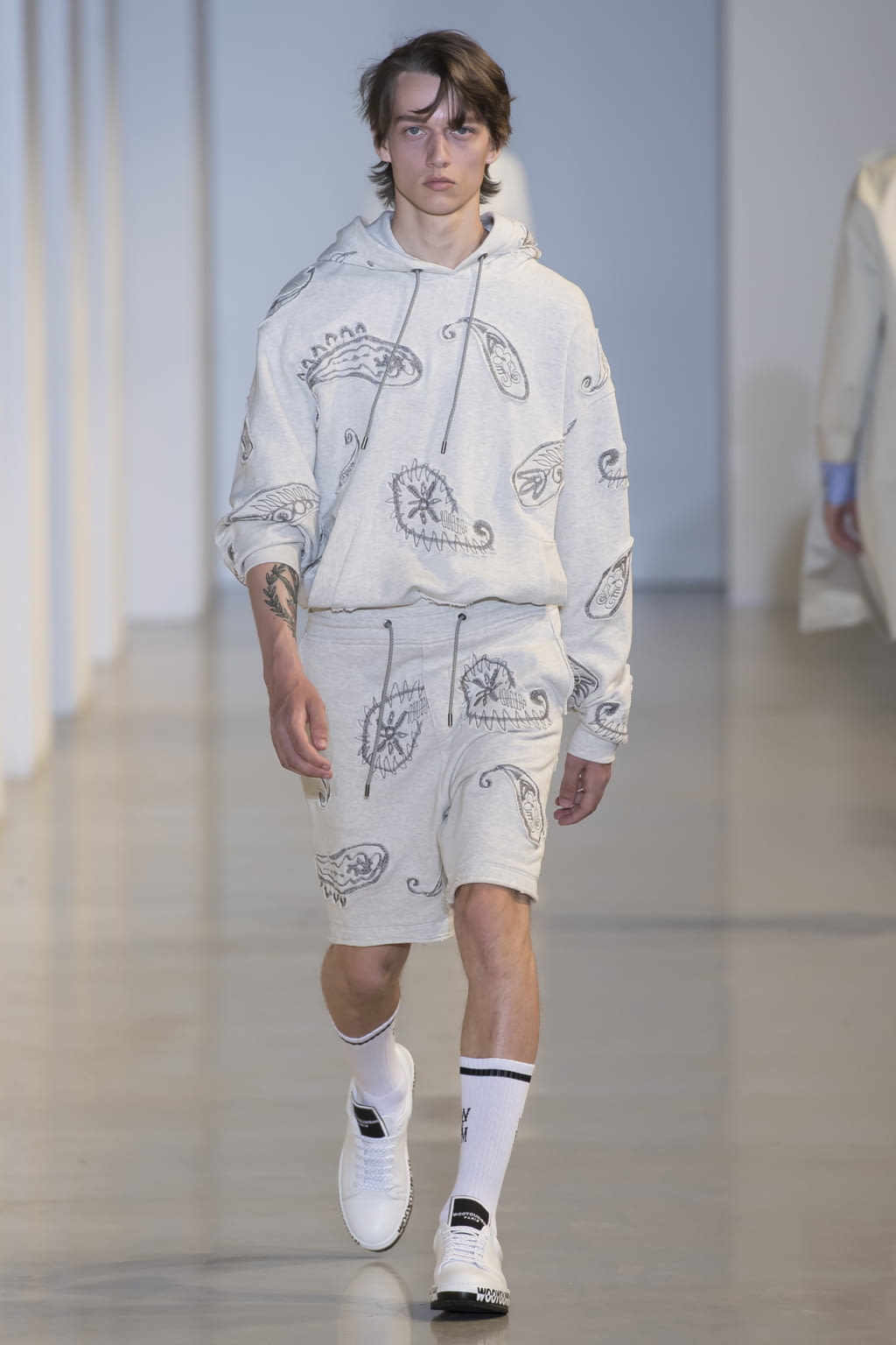 Fashion Week Paris Spring/Summer 2018 look 16 from the Wooyoungmi collection 男装