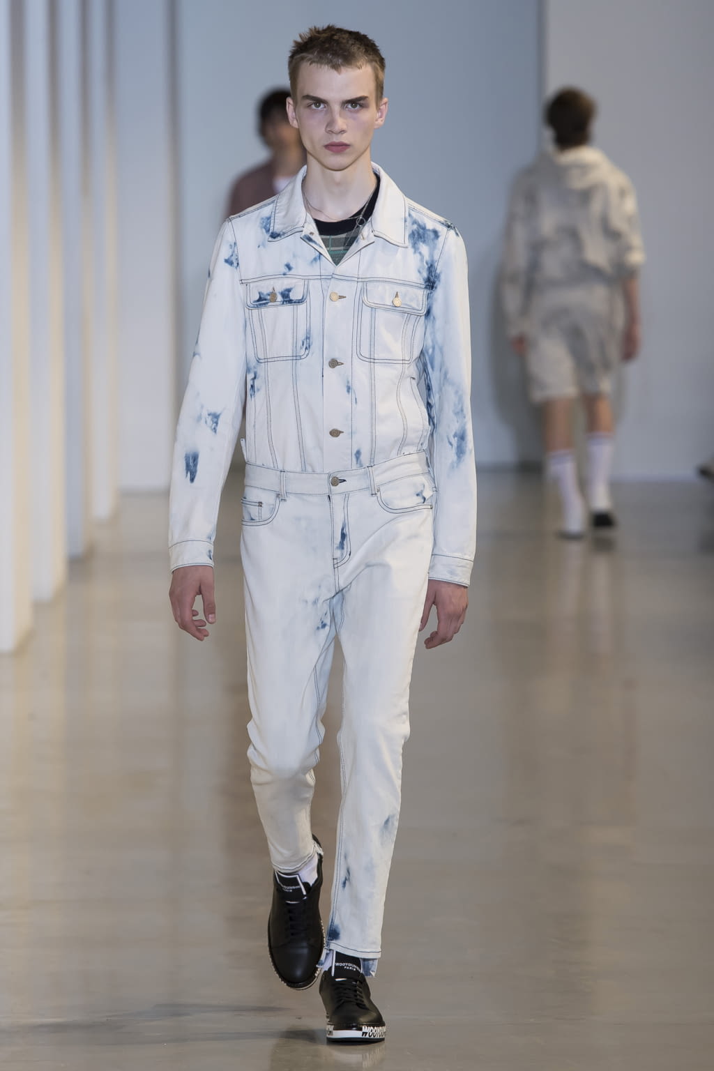 Fashion Week Paris Spring/Summer 2018 look 18 from the Wooyoungmi collection menswear