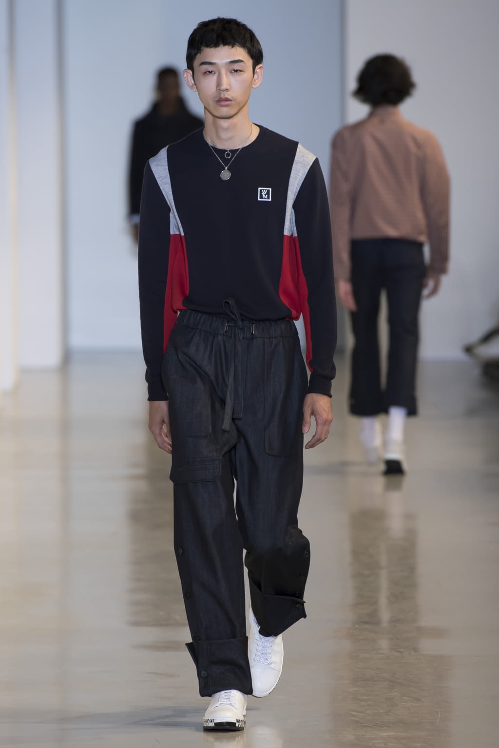 Fashion Week Paris Spring/Summer 2018 look 22 from the Wooyoungmi collection 男装
