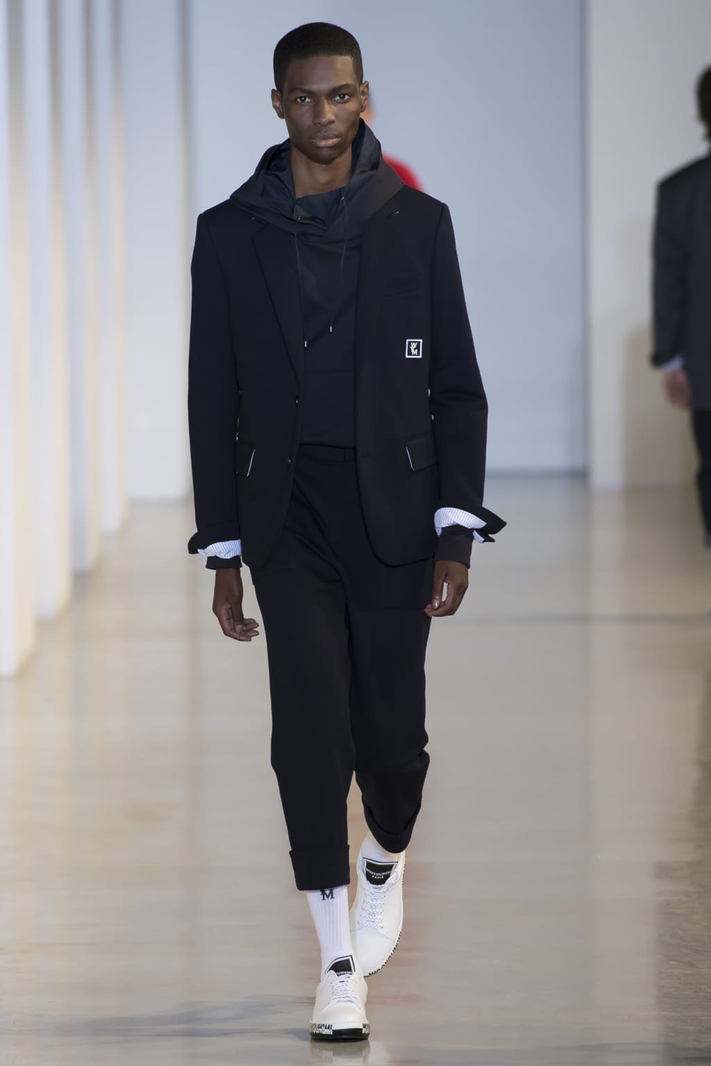 Fashion Week Paris Spring/Summer 2018 look 23 from the Wooyoungmi collection 男装