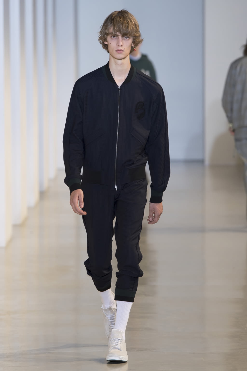 Fashion Week Paris Spring/Summer 2018 look 29 from the Wooyoungmi collection 男装