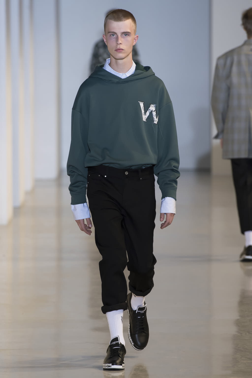 Fashion Week Paris Spring/Summer 2018 look 30 from the Wooyoungmi collection 男装