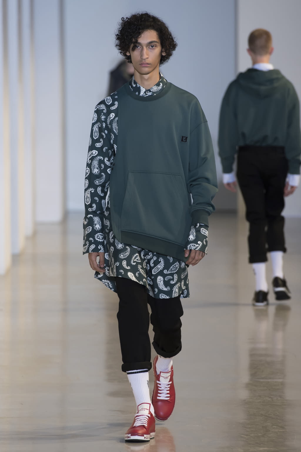 Fashion Week Paris Spring/Summer 2018 look 32 from the Wooyoungmi collection menswear