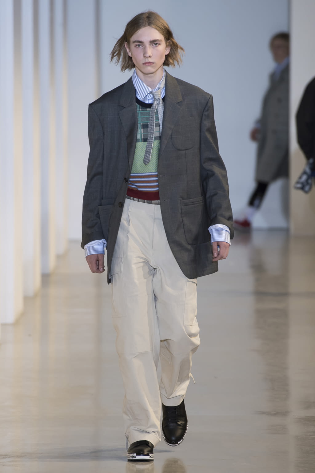 Fashion Week Paris Spring/Summer 2018 look 37 from the Wooyoungmi collection 男装