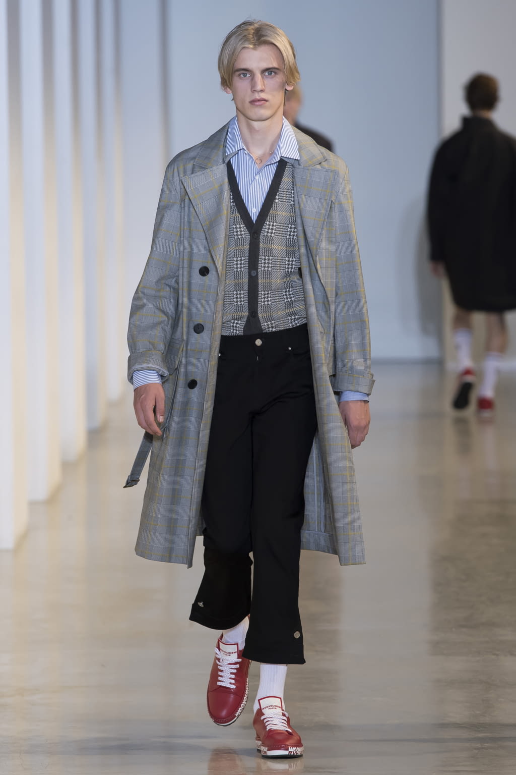Fashion Week Paris Spring/Summer 2018 look 38 from the Wooyoungmi collection 男装