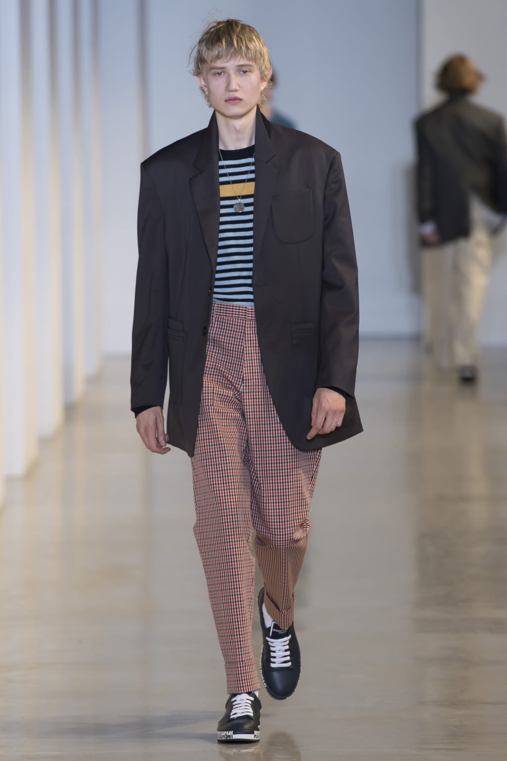 Fashion Week Paris Spring/Summer 2018 look 39 from the Wooyoungmi collection 男装