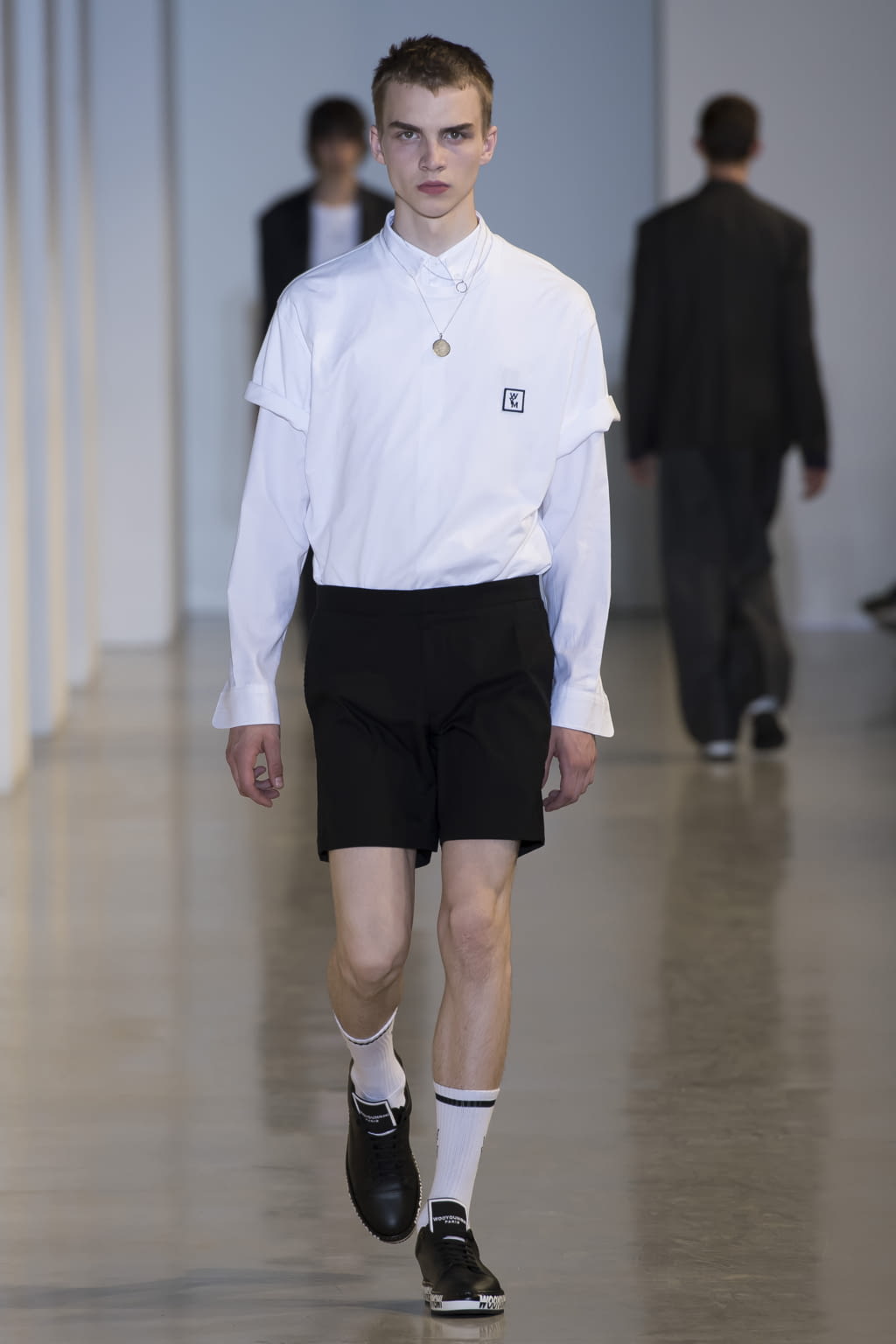 Fashion Week Paris Spring/Summer 2018 look 43 from the Wooyoungmi collection 男装