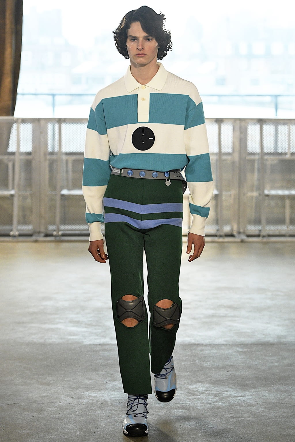 Fashion Week London Fall/Winter 2019 look 38 from the Xander Zhou collection 男装