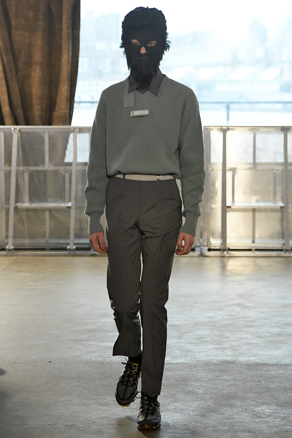 Fashion Week London Fall/Winter 2019 look 8 from the Xander Zhou collection 男装