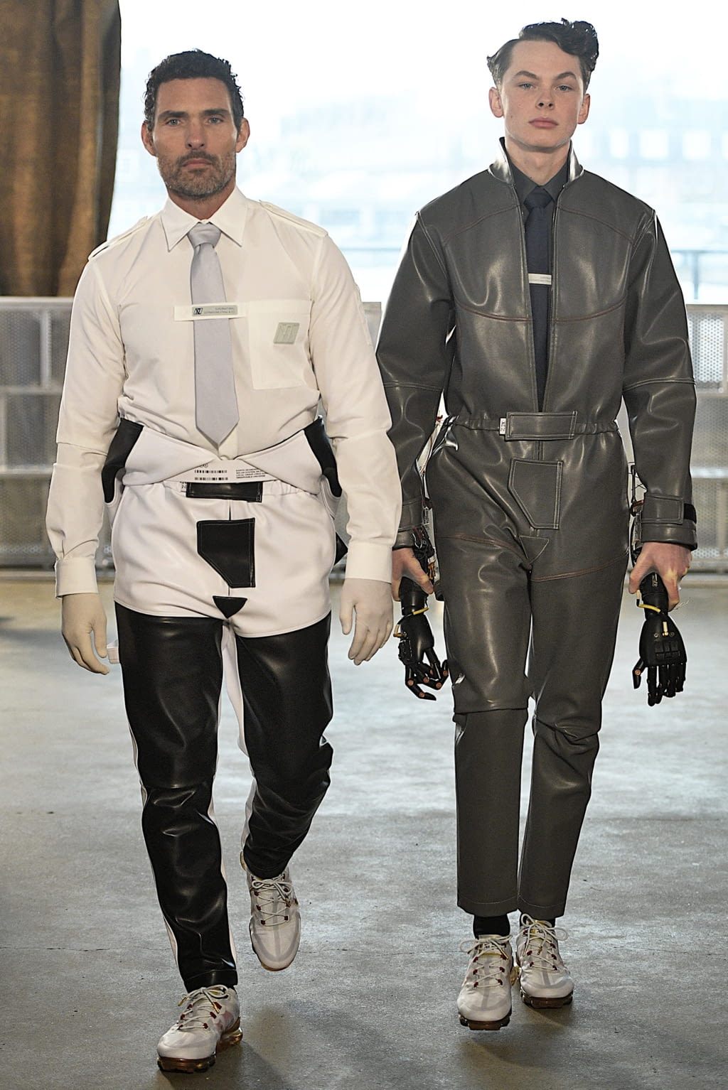 Fashion Week London Fall/Winter 2019 look 12 from the Xander Zhou collection 男装