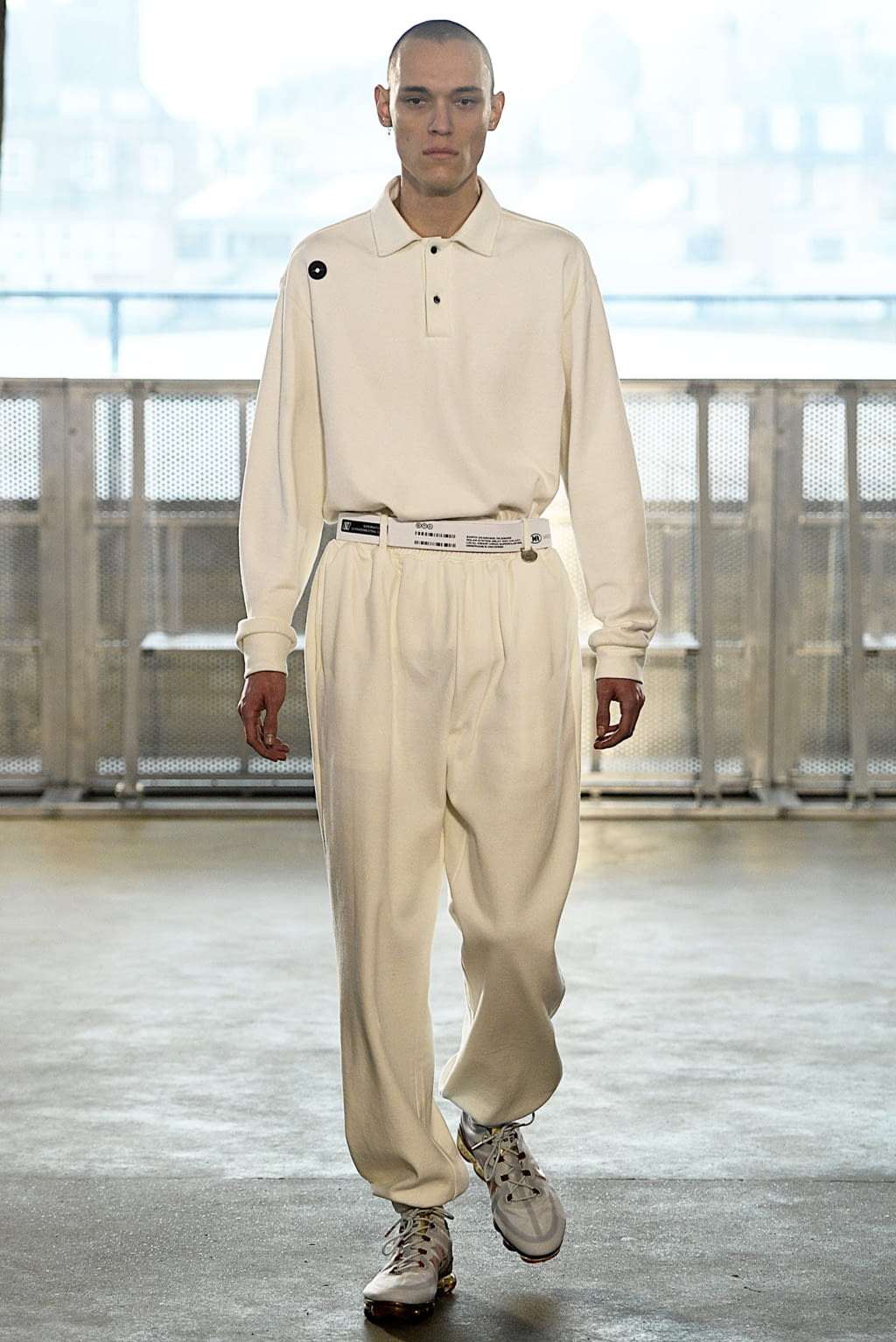 Fashion Week London Fall/Winter 2019 look 19 from the Xander Zhou collection 男装