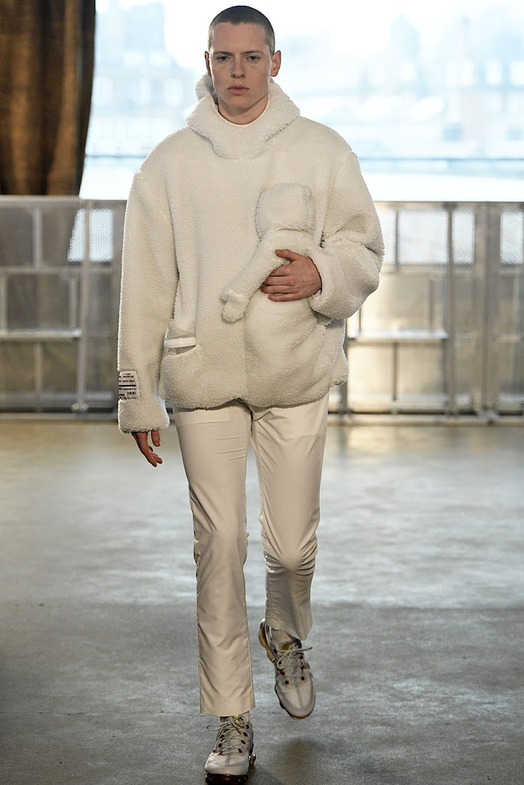 Fashion Week London Fall/Winter 2019 look 24 from the Xander Zhou collection 男装