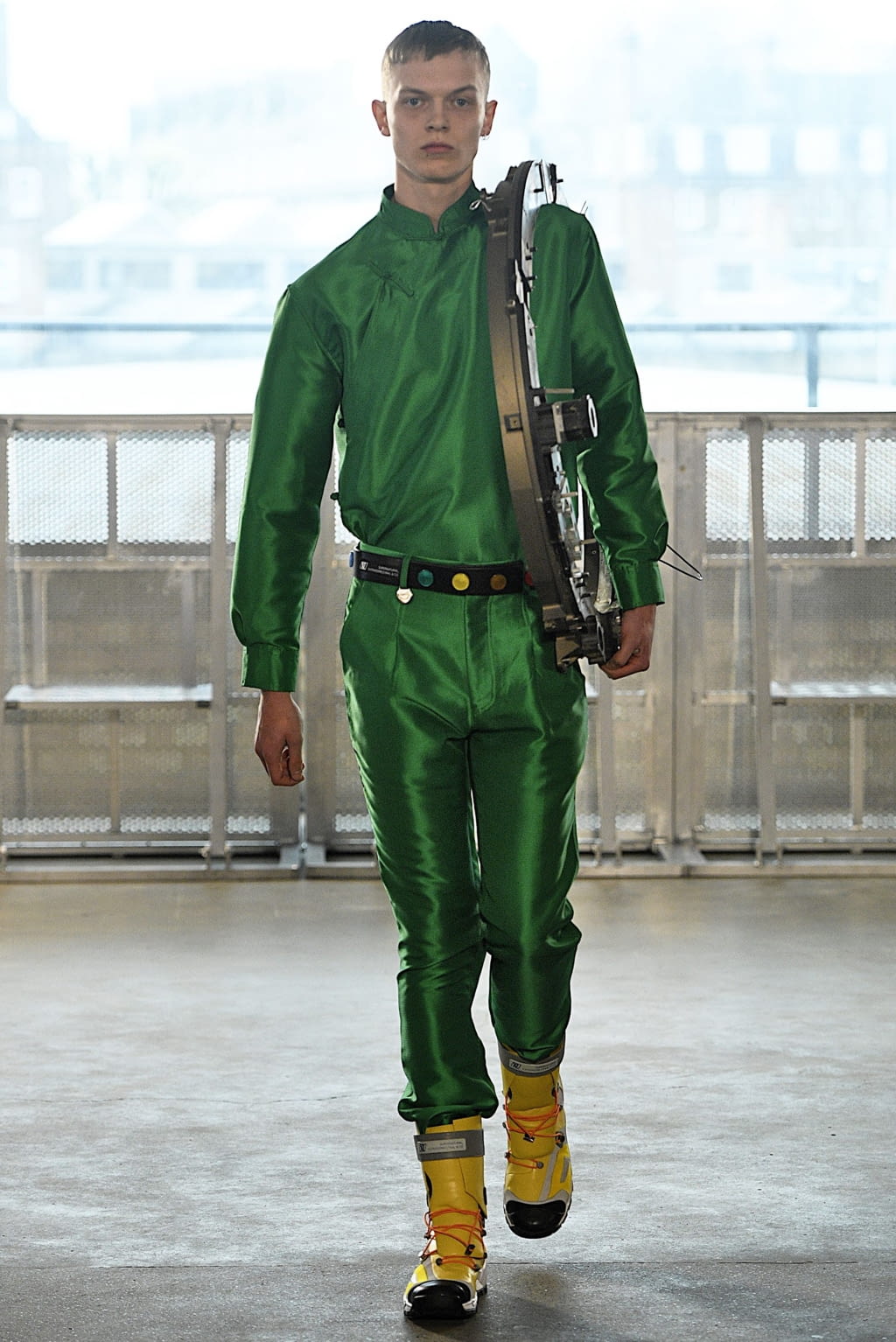 Fashion Week London Fall/Winter 2019 look 32 from the Xander Zhou collection 男装