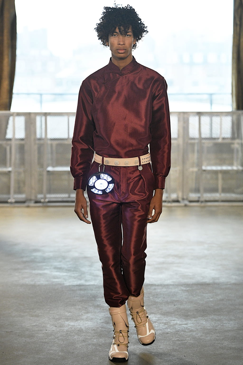 Fashion Week London Fall/Winter 2019 look 33 from the Xander Zhou collection 男装