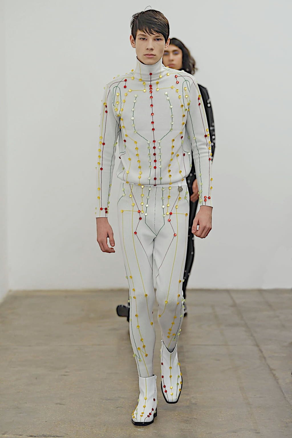 Fashion Week London Fall/Winter 2020 look 13 from the Xander Zhou collection 男装