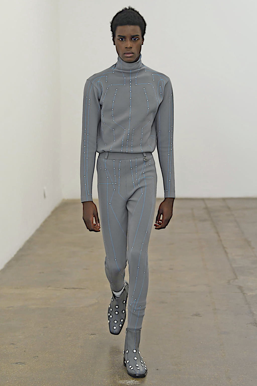 Fashion Week London Fall/Winter 2020 look 14 from the Xander Zhou collection 男装
