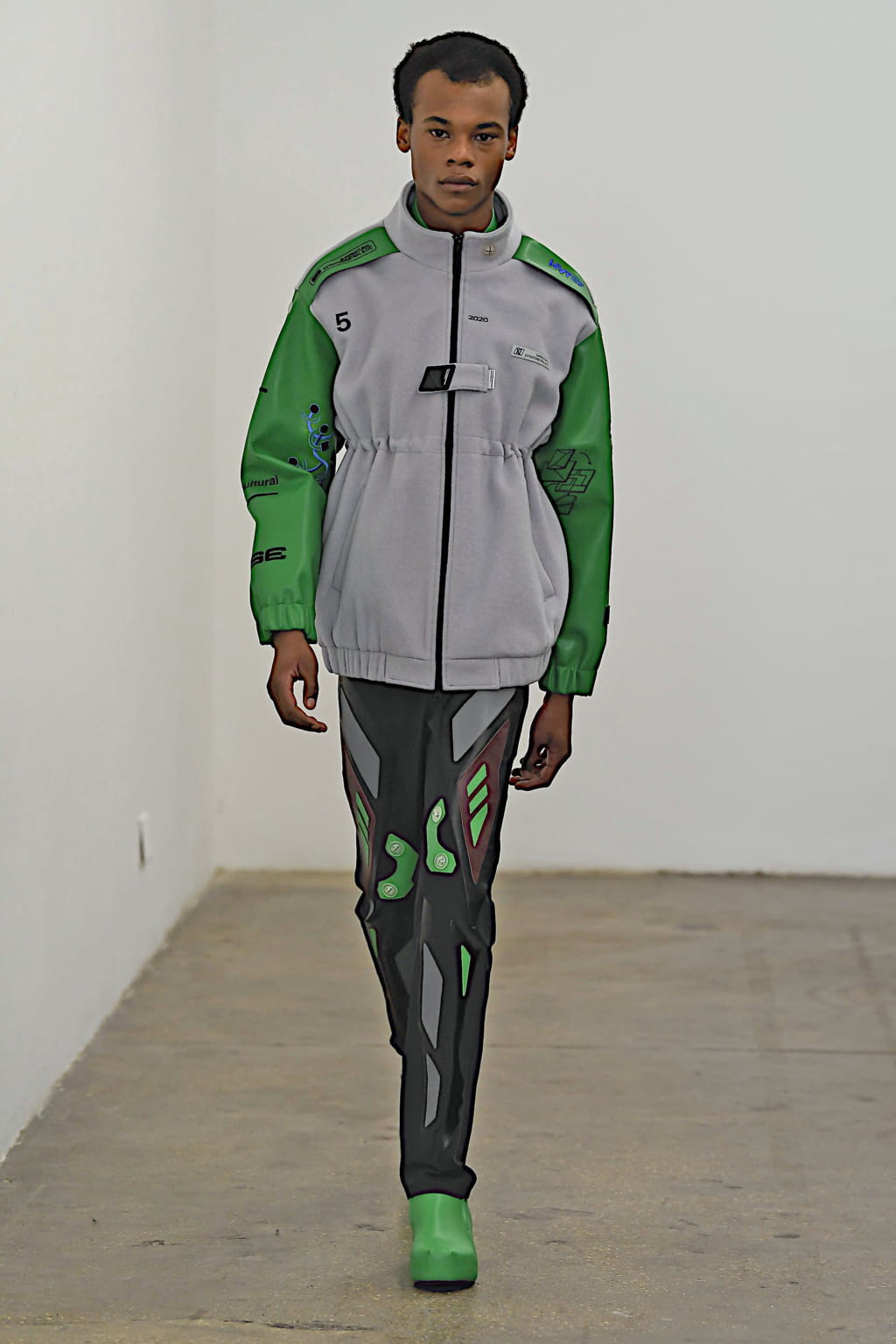 Fashion Week London Fall/Winter 2020 look 44 from the Xander Zhou collection 男装