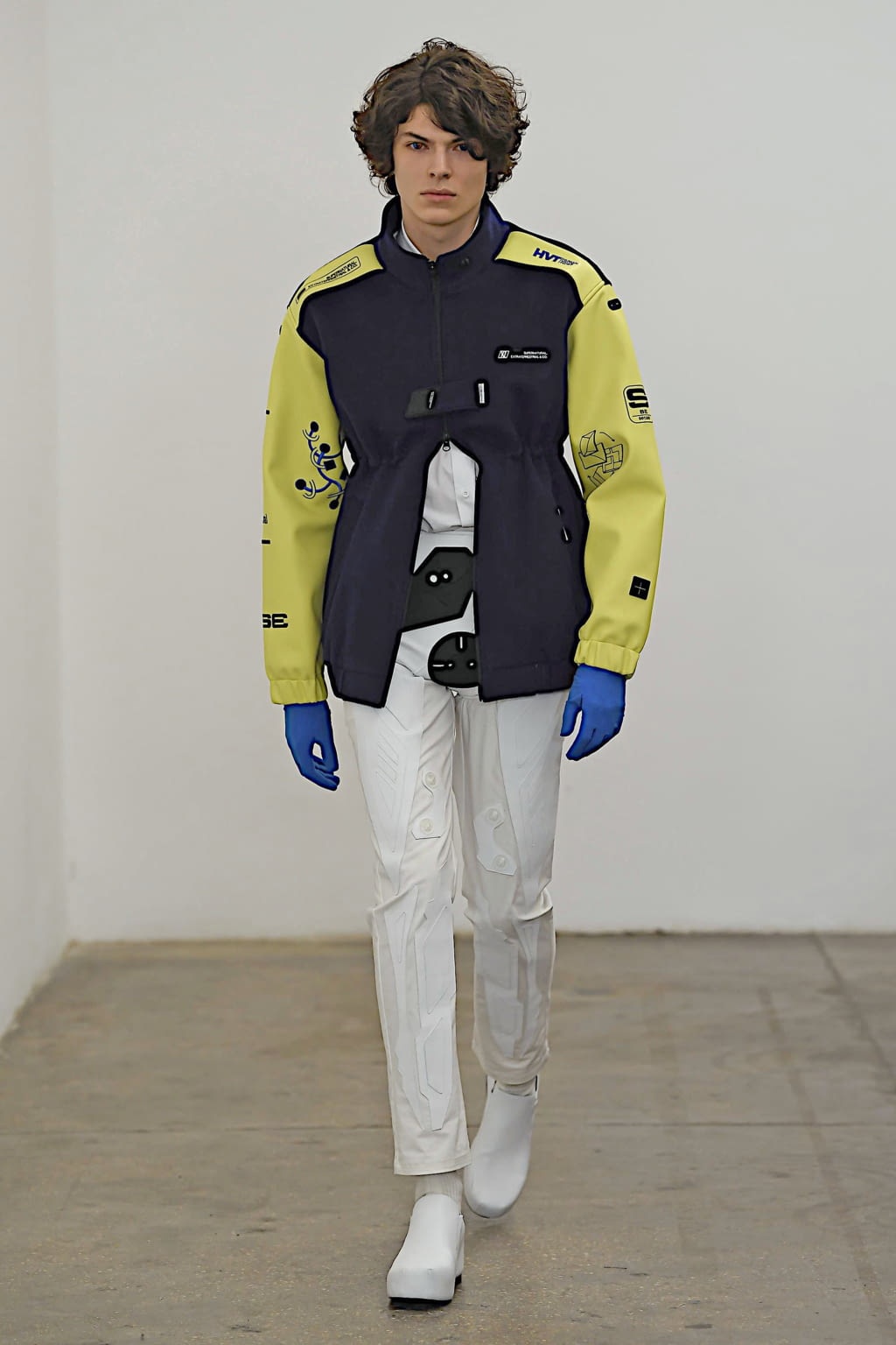 Fashion Week London Fall/Winter 2020 look 45 from the Xander Zhou collection 男装
