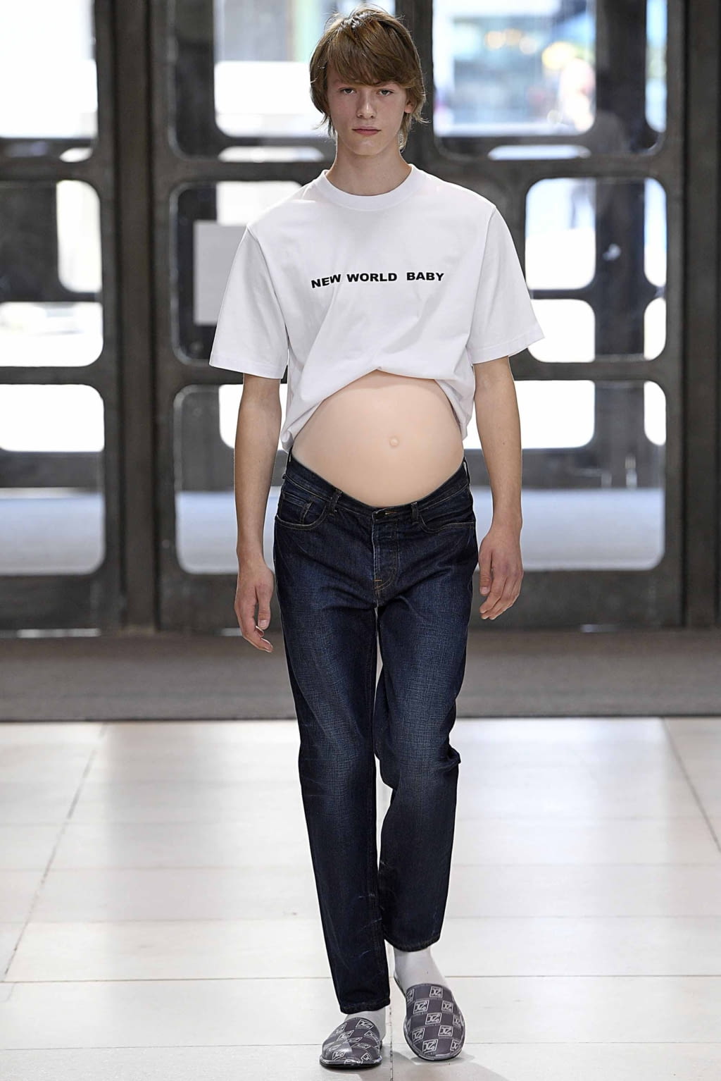 Fashion Week London Spring/Summer 2019 look 1 from the Xander Zhou collection 男装