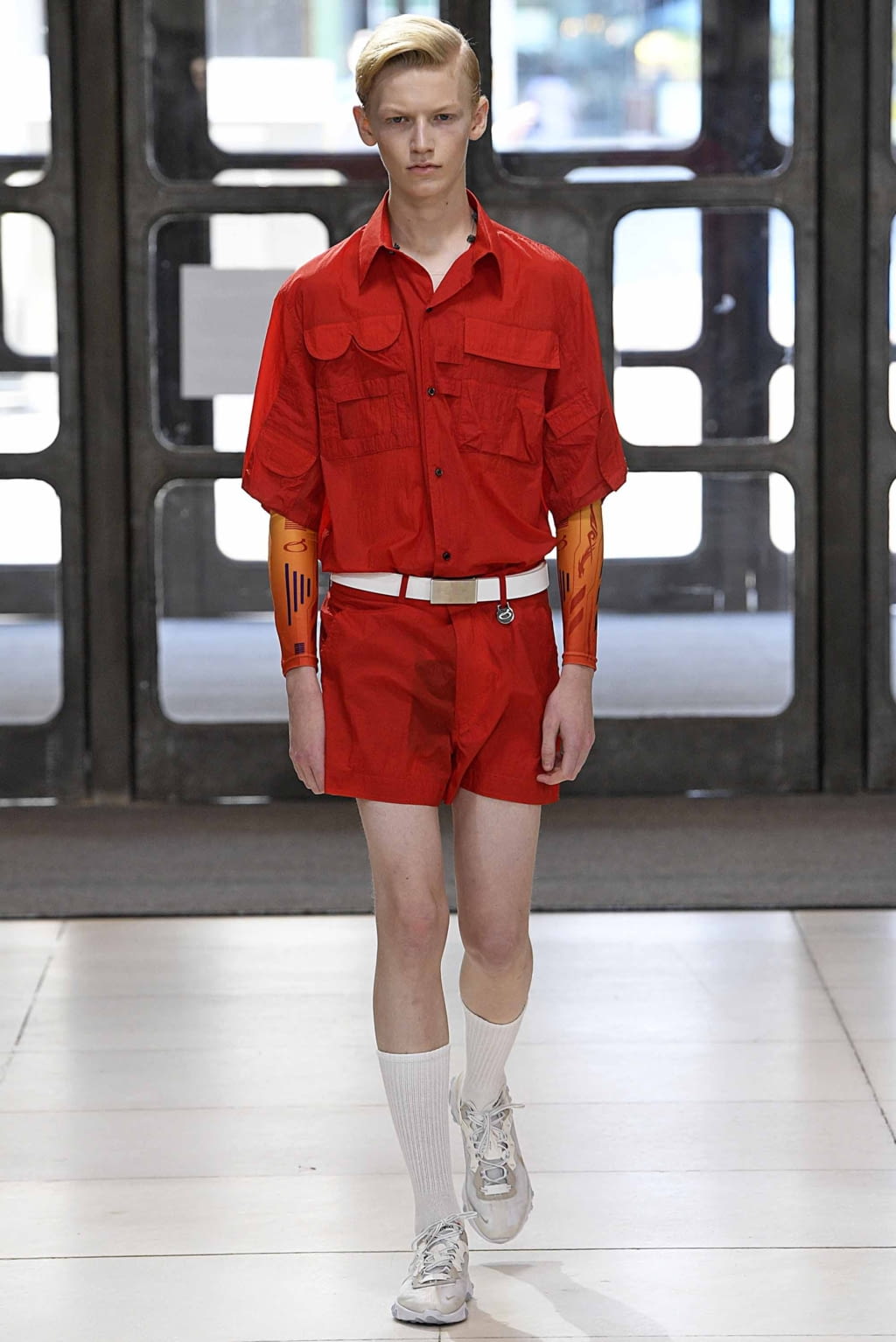 Fashion Week London Spring/Summer 2019 look 7 from the Xander Zhou collection 男装
