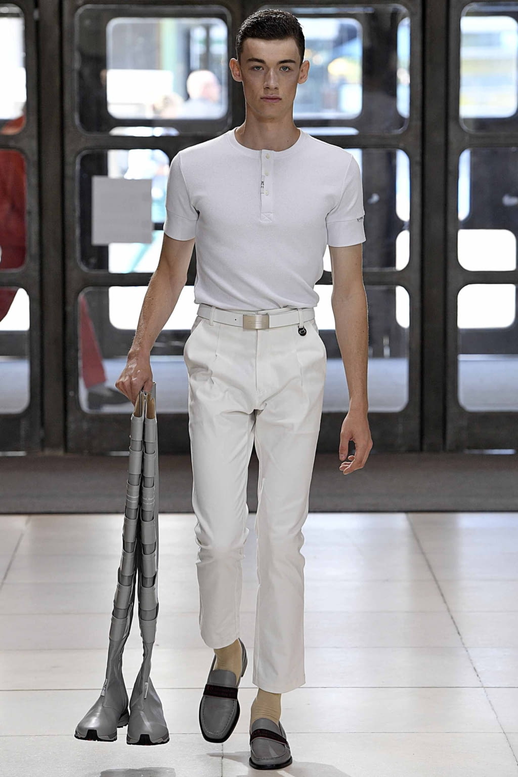 Fashion Week London Spring/Summer 2019 look 12 from the Xander Zhou collection 男装