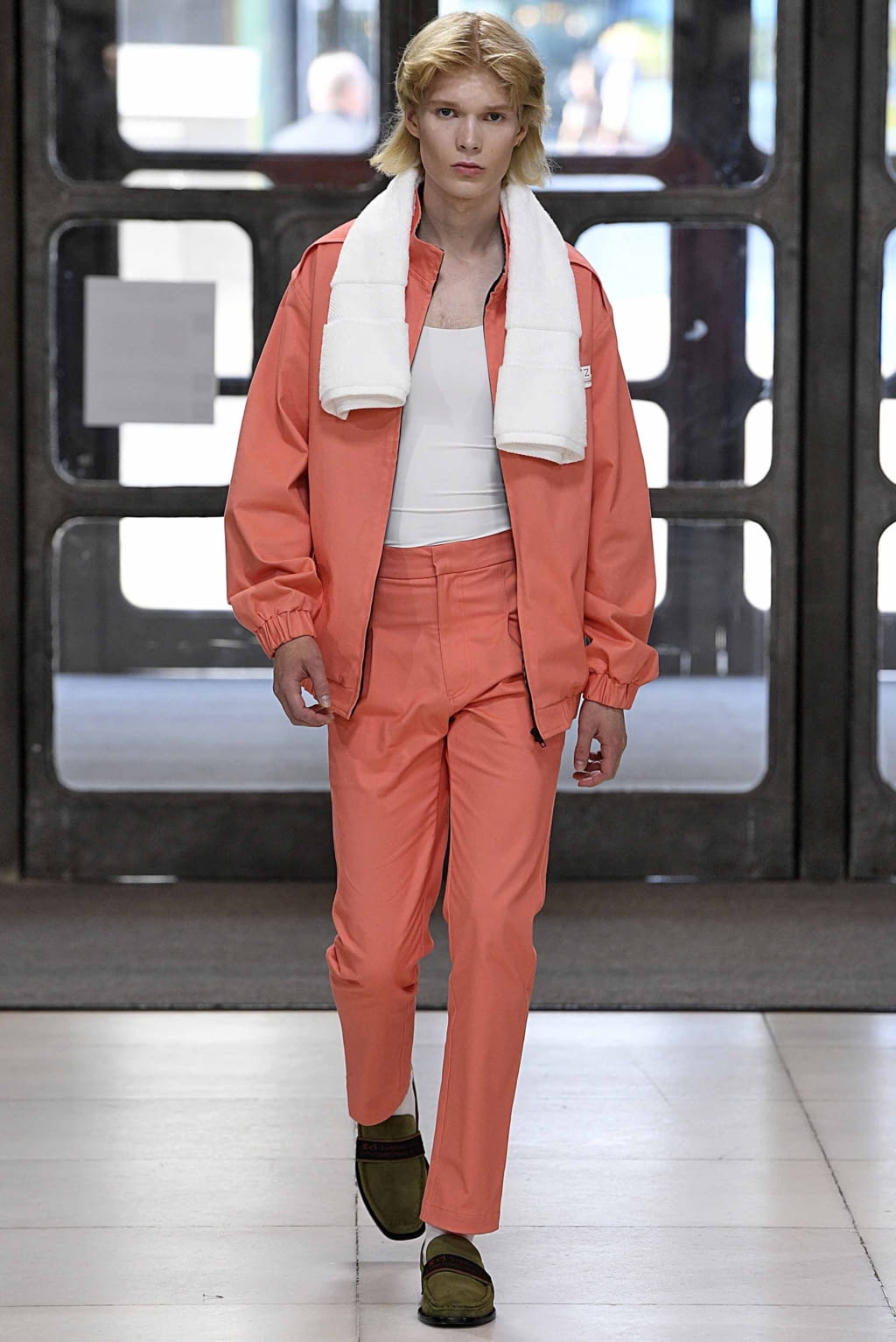 Fashion Week London Spring/Summer 2019 look 14 from the Xander Zhou collection 男装