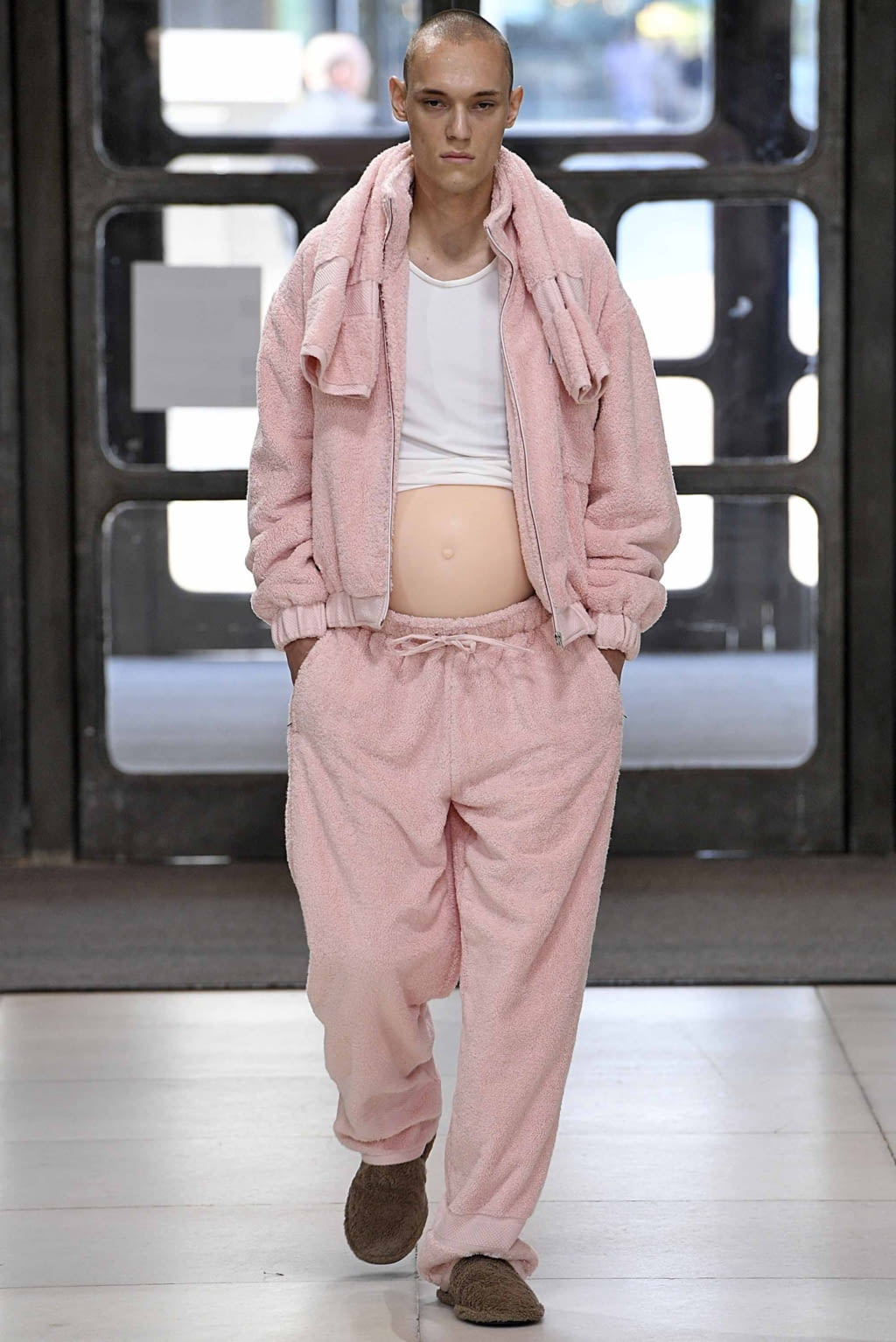 Fashion Week London Spring/Summer 2019 look 21 from the Xander Zhou collection 男装