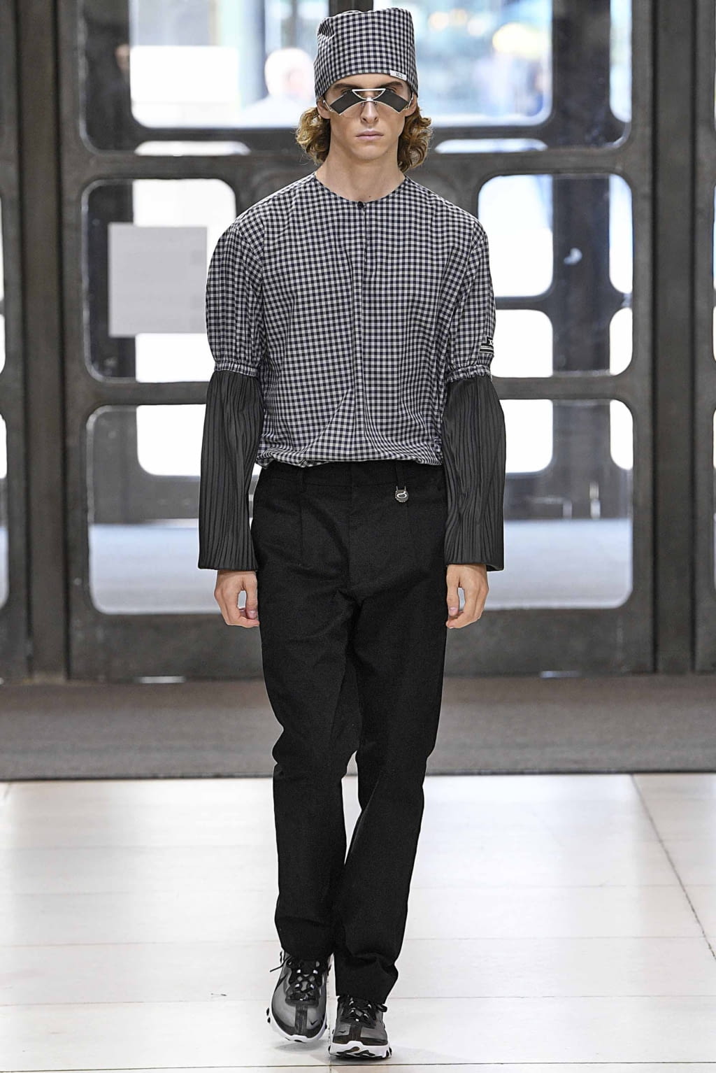 Fashion Week London Spring/Summer 2019 look 22 from the Xander Zhou collection menswear
