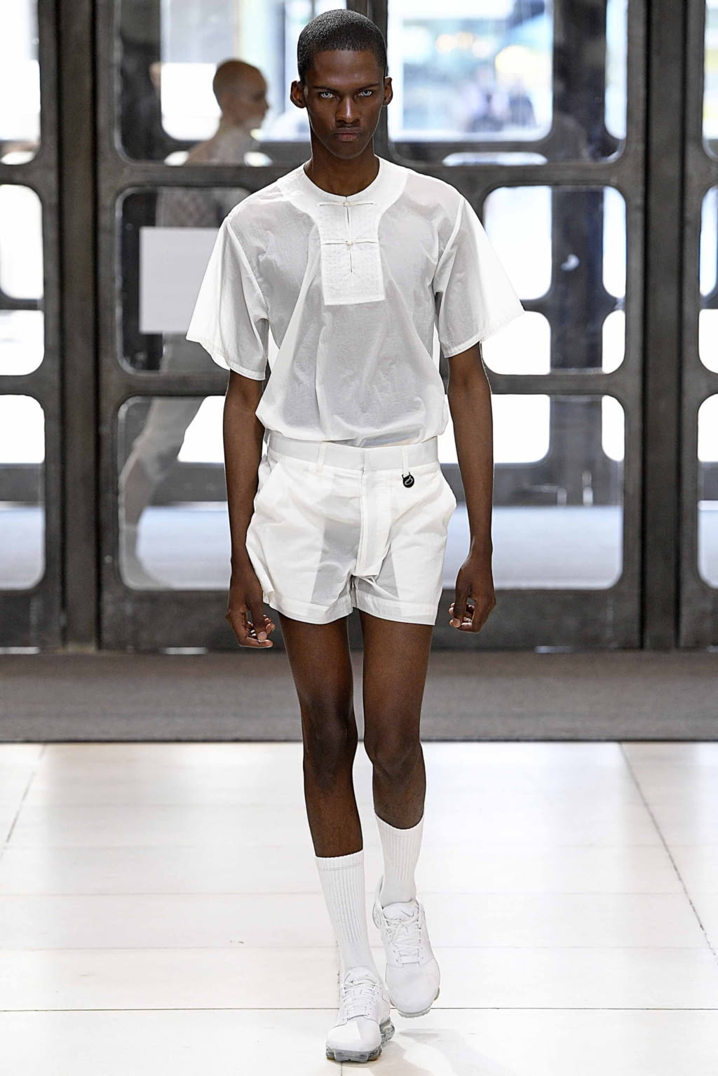 Fashion Week London Spring/Summer 2019 look 24 from the Xander Zhou collection 男装