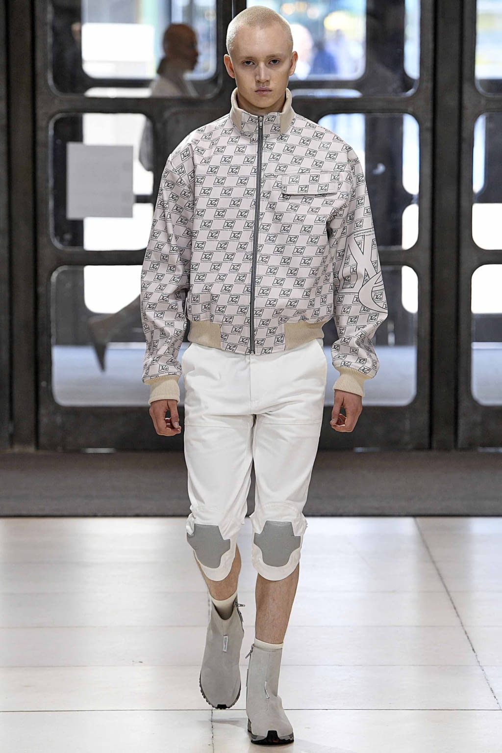Fashion Week London Spring/Summer 2019 look 25 from the Xander Zhou collection 男装