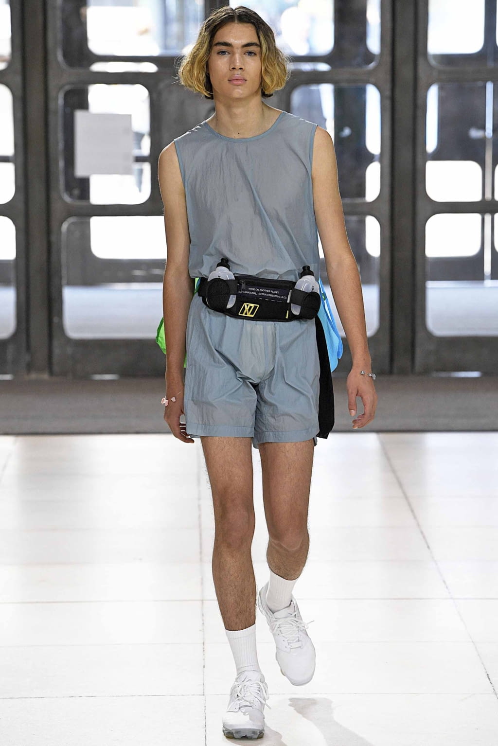 Fashion Week London Spring/Summer 2019 look 28 from the Xander Zhou collection 男装