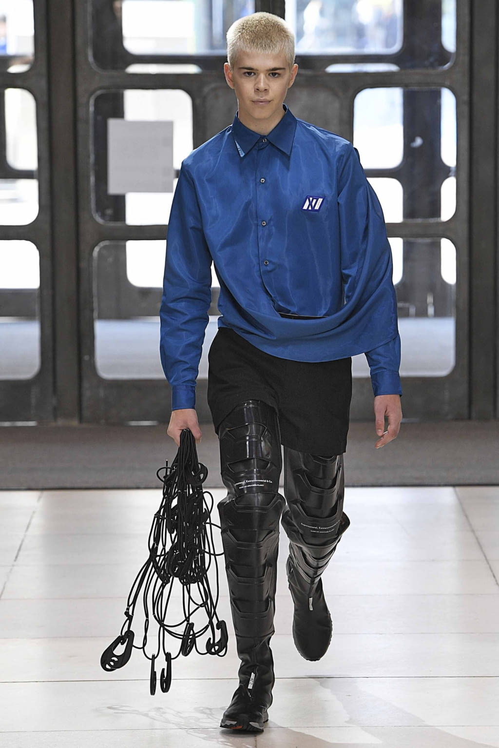 Fashion Week London Spring/Summer 2019 look 32 from the Xander Zhou collection 男装