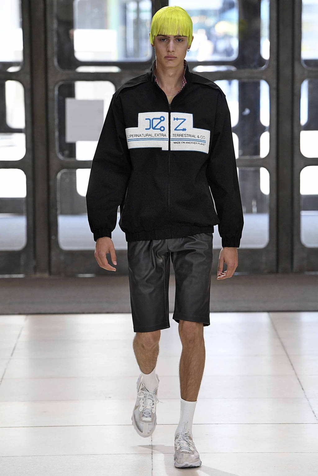 Fashion Week London Spring/Summer 2019 look 37 from the Xander Zhou collection 男装