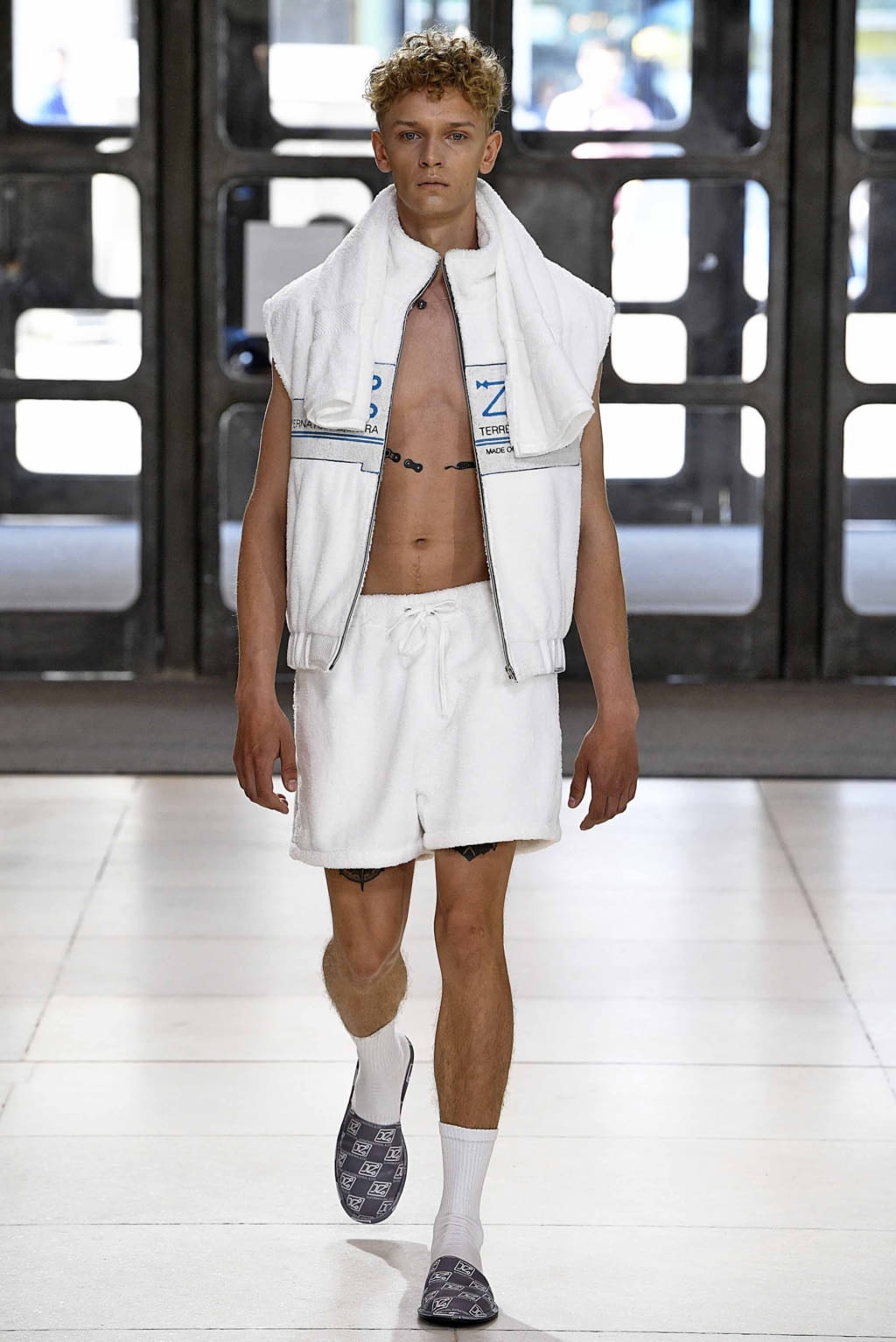 Fashion Week London Spring/Summer 2019 look 48 from the Xander Zhou collection 男装