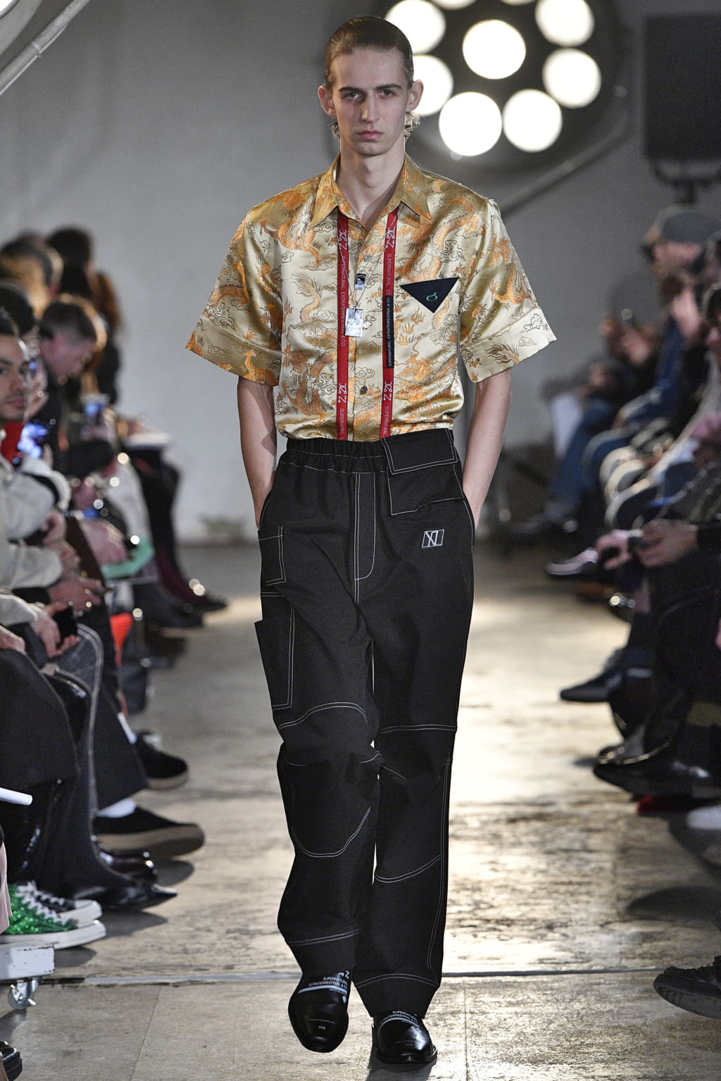Fashion Week London Fall/Winter 2018 look 2 from the Xander Zhou collection 男装