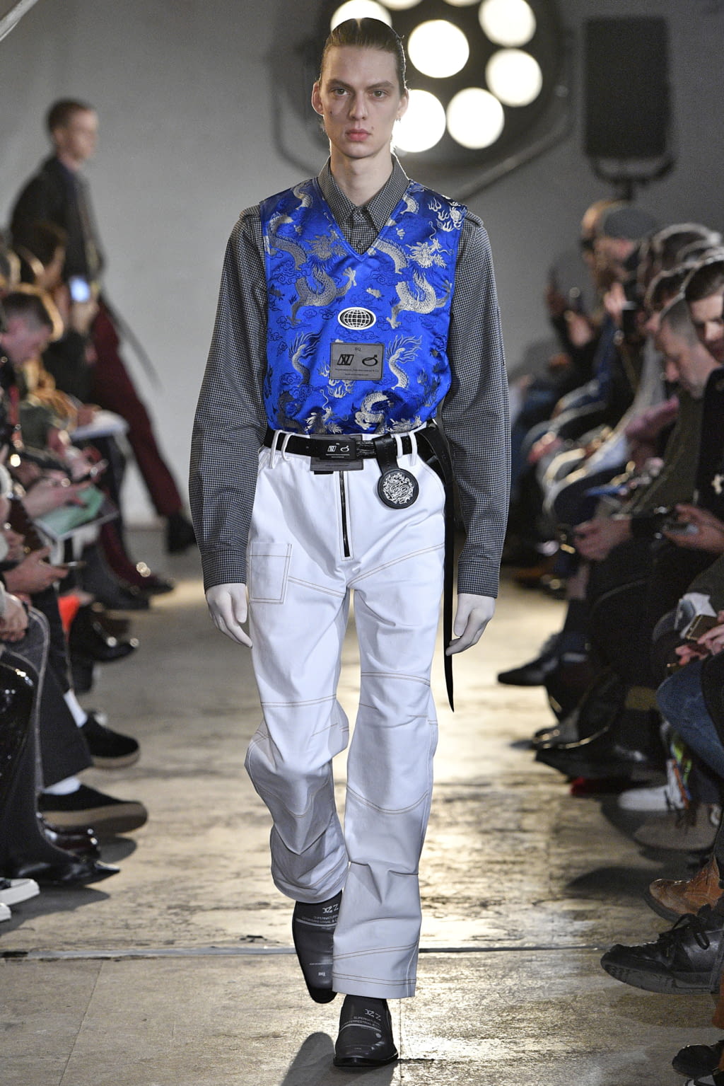Fashion Week London Fall/Winter 2018 look 4 from the Xander Zhou collection 男装