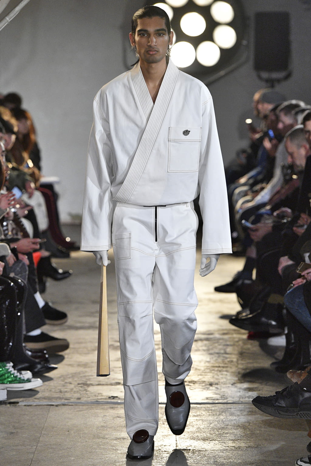 Fashion Week London Fall/Winter 2018 look 27 from the Xander Zhou collection 男装
