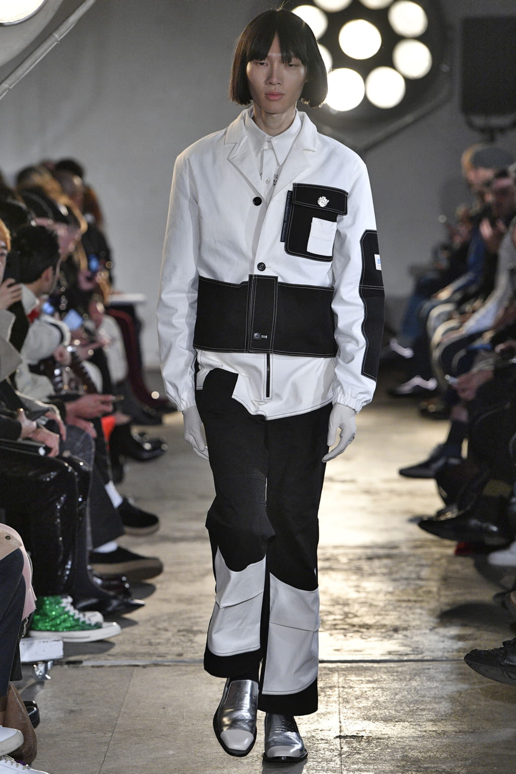 Fashion Week London Fall/Winter 2018 look 28 from the Xander Zhou collection 男装