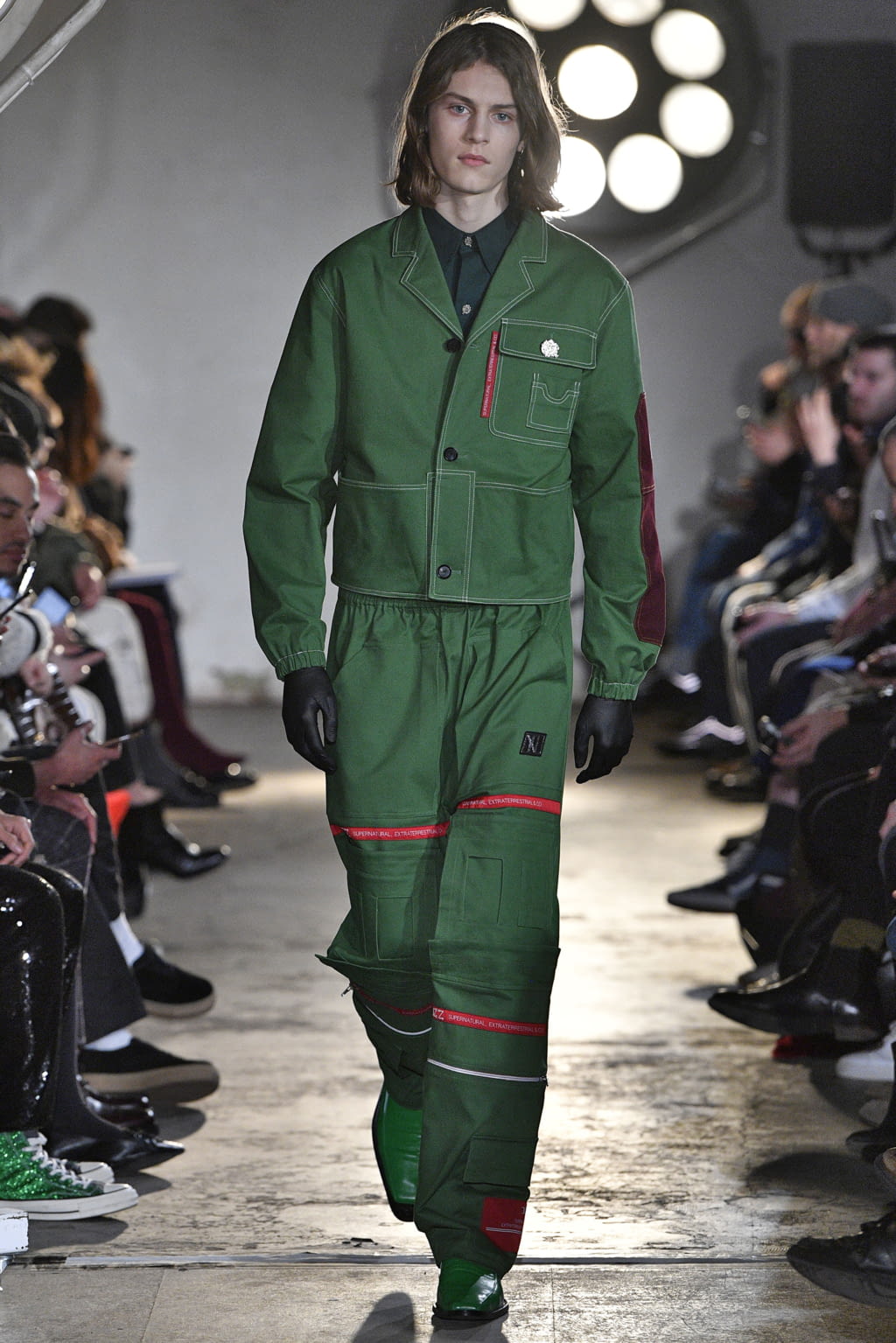 Fashion Week London Fall/Winter 2018 look 32 from the Xander Zhou collection 男装