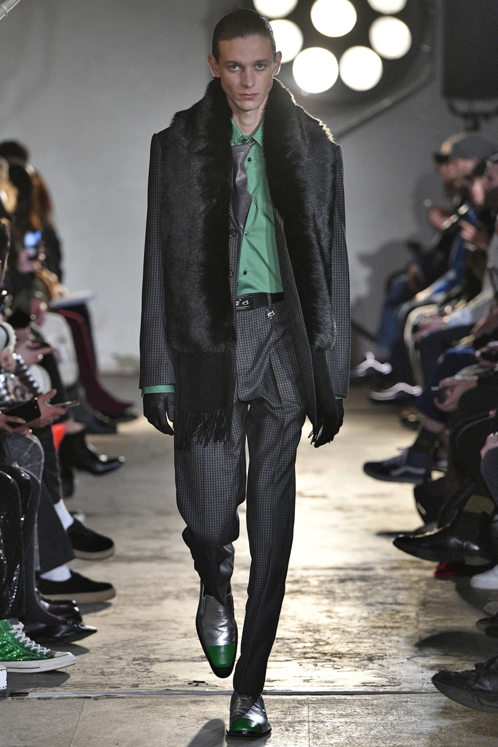 Fashion Week London Fall/Winter 2018 look 39 from the Xander Zhou collection 男装