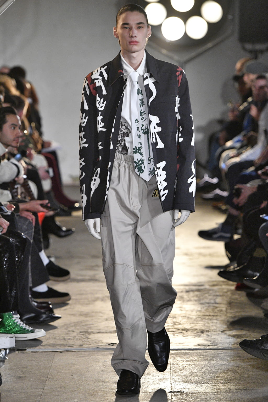 Fashion Week London Fall/Winter 2018 look 44 from the Xander Zhou collection 男装