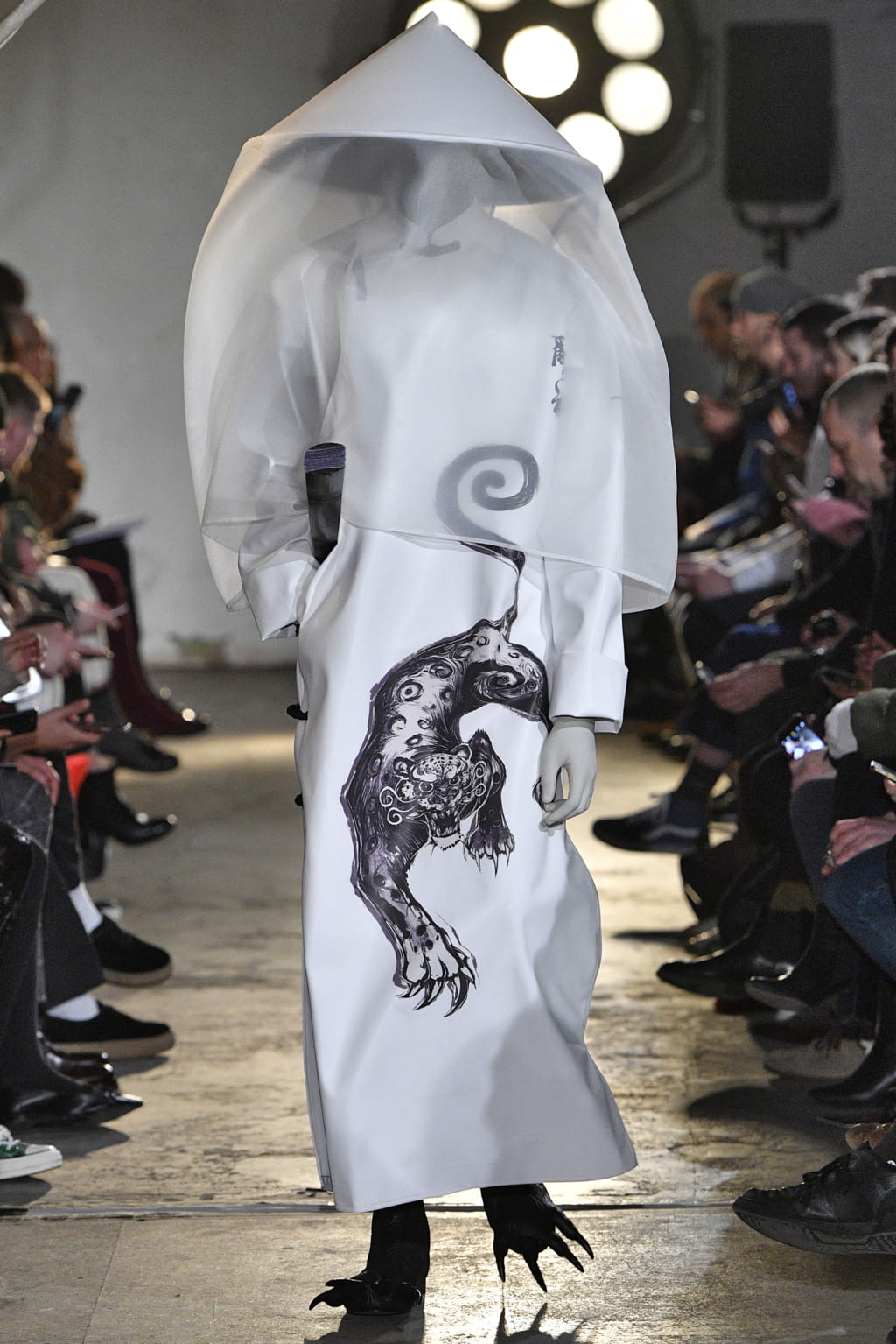 Fashion Week London Fall/Winter 2018 look 50 from the Xander Zhou collection menswear