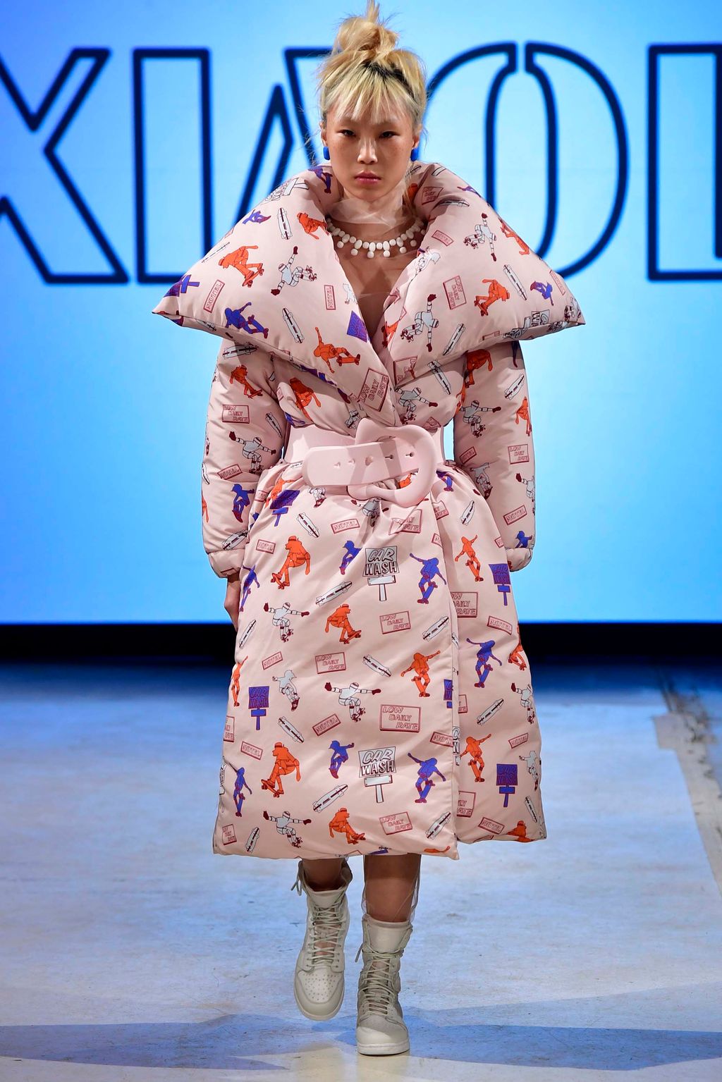Fashion Week London Fall/Winter 2018 look 1 from the Xiao Li collection 女装