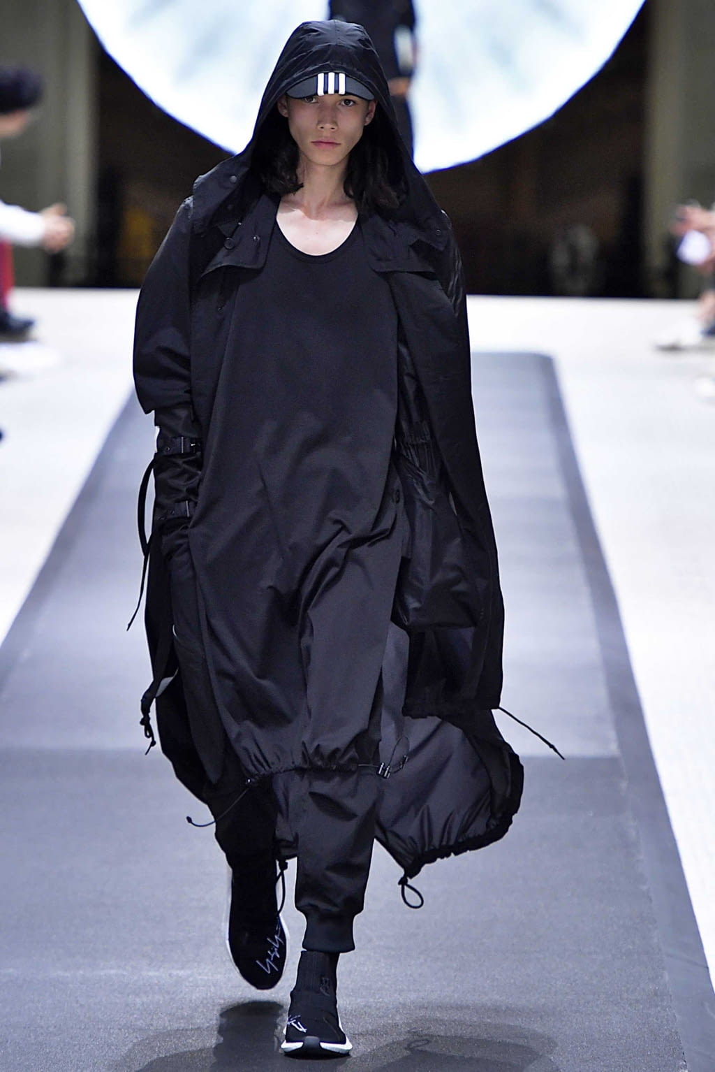 Fashion Week Paris Spring/Summer 2019 look 1 from the Y-3 collection 男装