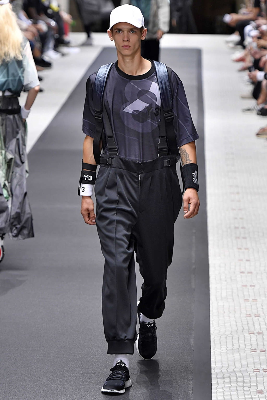 Fashion Week Paris Spring/Summer 2019 look 40 from the Y-3 collection 男装