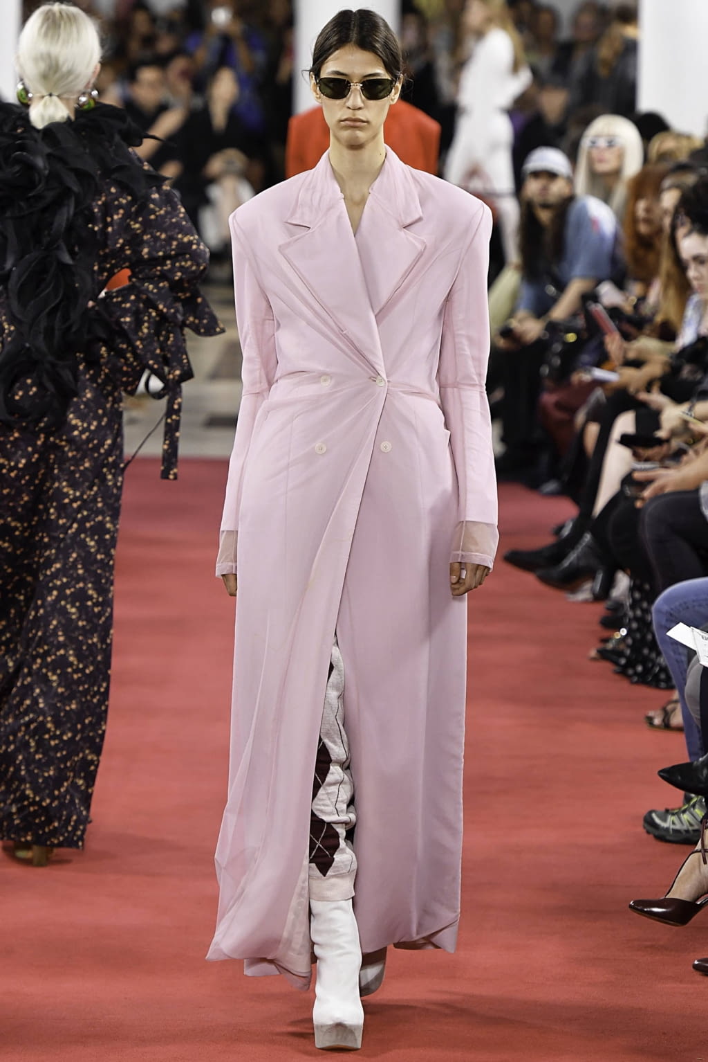 Fashion Week Paris Spring/Summer 2019 look 36 from the Y/PROJECT collection 女装