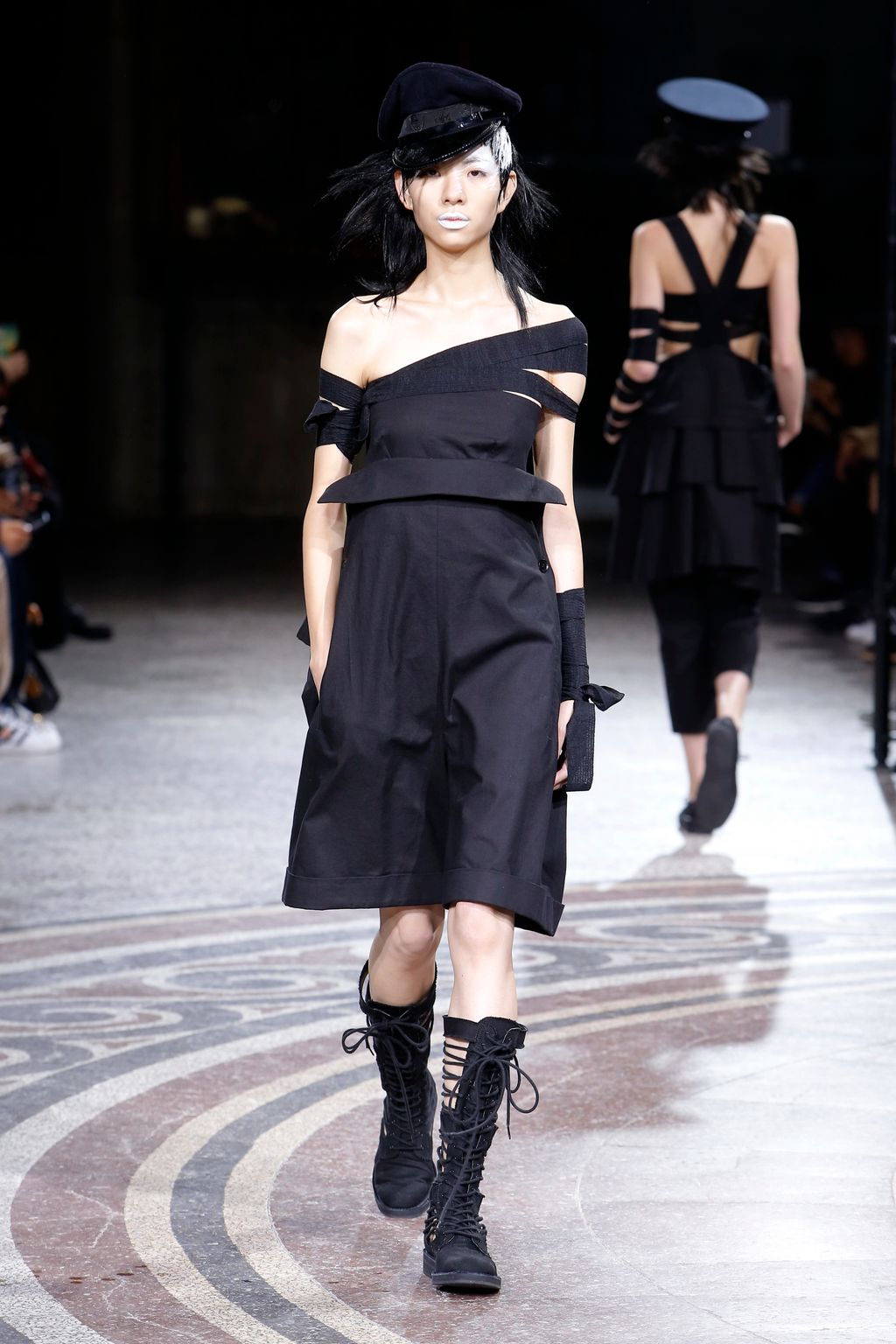 Fashion Week Paris Spring/Summer 2017 look 1 from the Yohji Yamamoto collection 女装