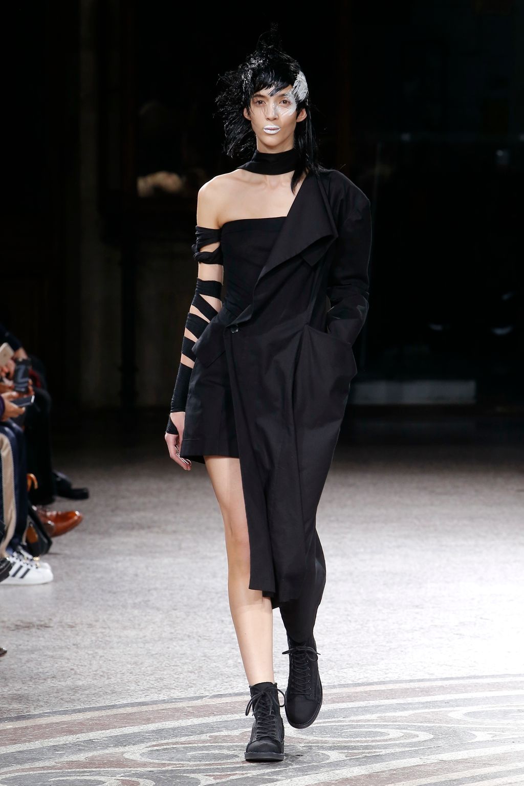 Fashion Week Paris Spring/Summer 2017 look 5 from the Yohji Yamamoto collection 女装