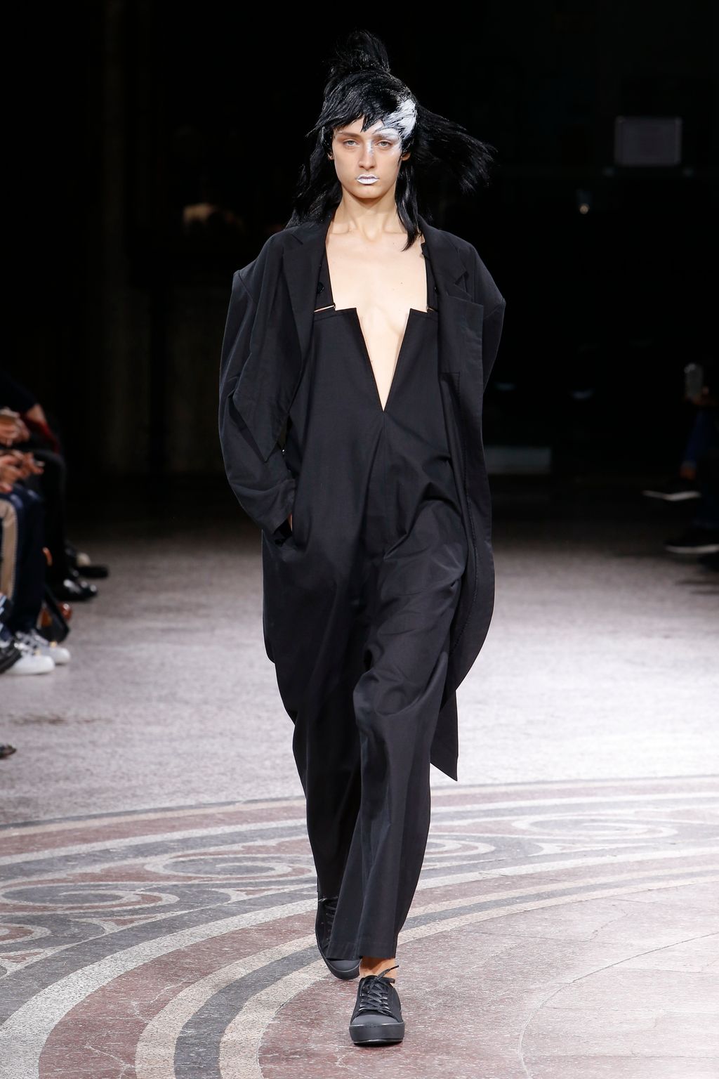 Fashion Week Paris Spring/Summer 2017 look 12 from the Yohji Yamamoto collection 女装