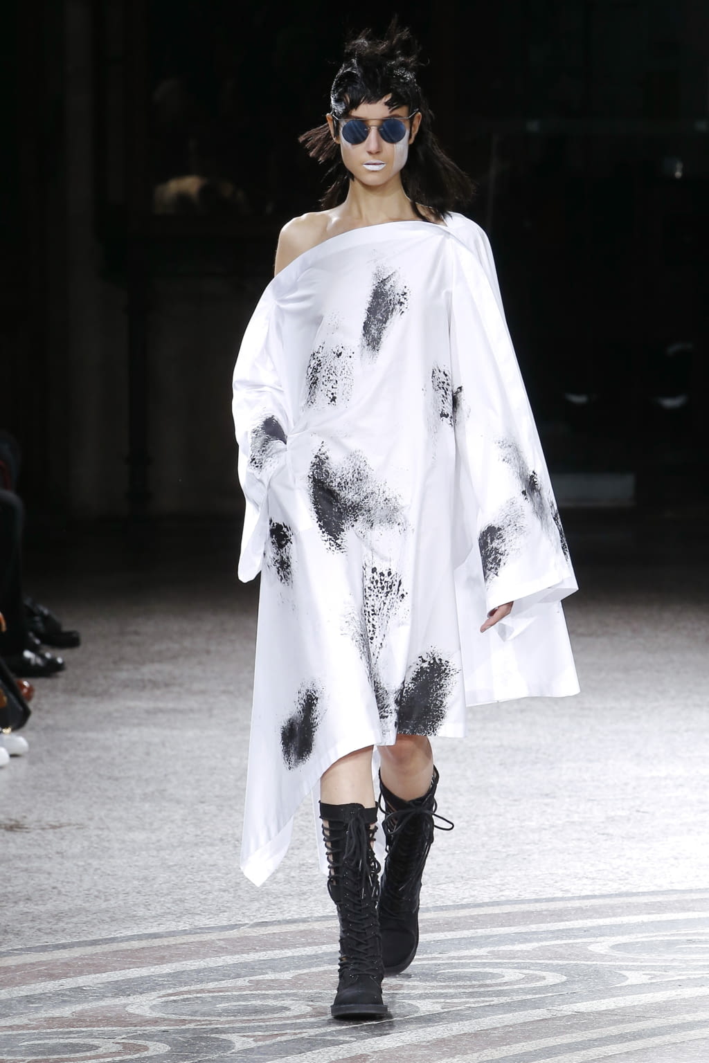 Fashion Week Paris Spring/Summer 2017 look 13 from the Yohji Yamamoto collection 女装